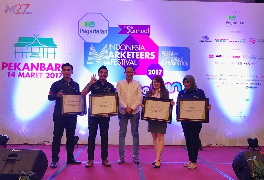 Melati Lasamana dengan penerima penghargaan lainnya bersama pakar marketing dunia sekaligus Founder & Chairman MarkPlus, Inc. Hermawan Kartajaya