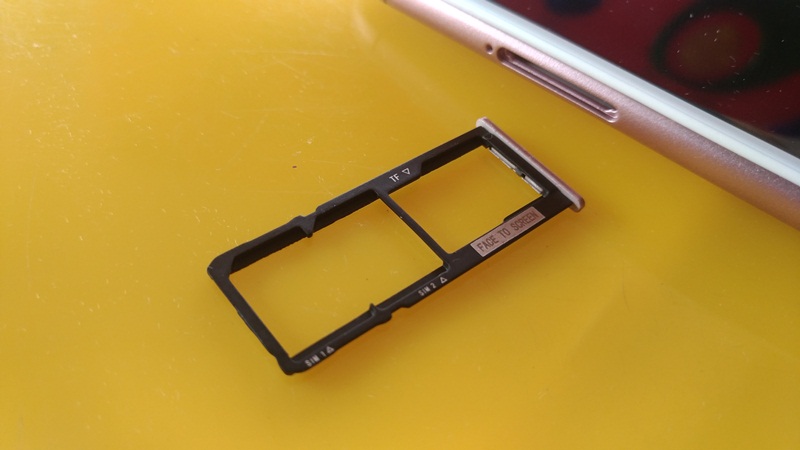 Zenfone 4 Selfie menggunakan triple slot SIM tray. Triple slot ini dapat memasang dua kartu SIM dan sekaligus slot MicroSD