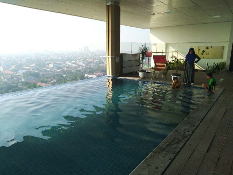 Sambil berenang dapat menikmati 360 derajat Kota Pekanbaru dari atas gedung FOX Harris Hotel. Amazing!
