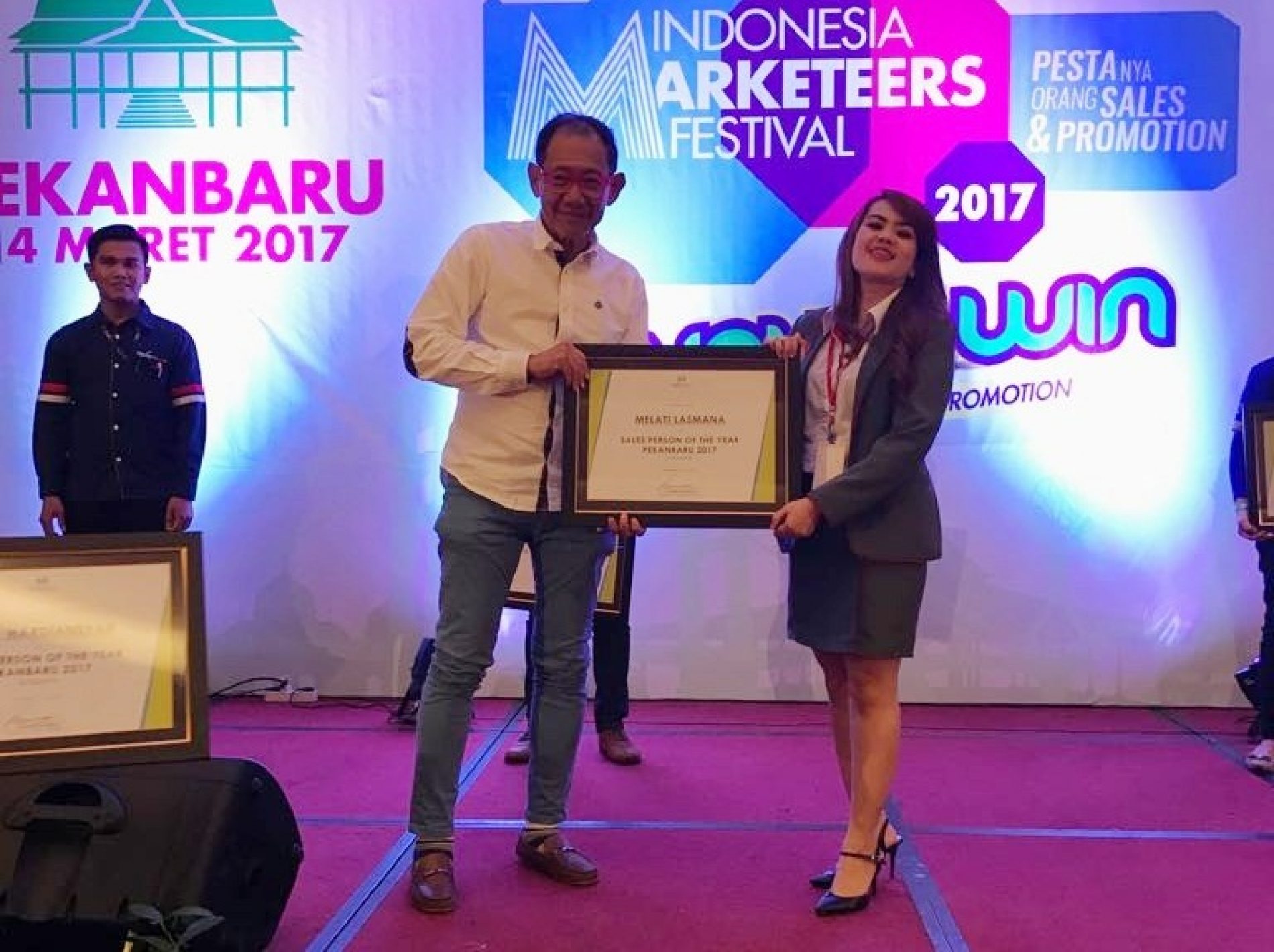Harumkan Nama HSH Pekanbaru, Melati Lasmana Sabet Sales Person of The Year 2017